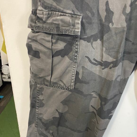 Wrangler Camo Cargo Pant Relaxed Fit Side Pockets Utility Outdoor Pant Sz 38 - Picture 3 of 10